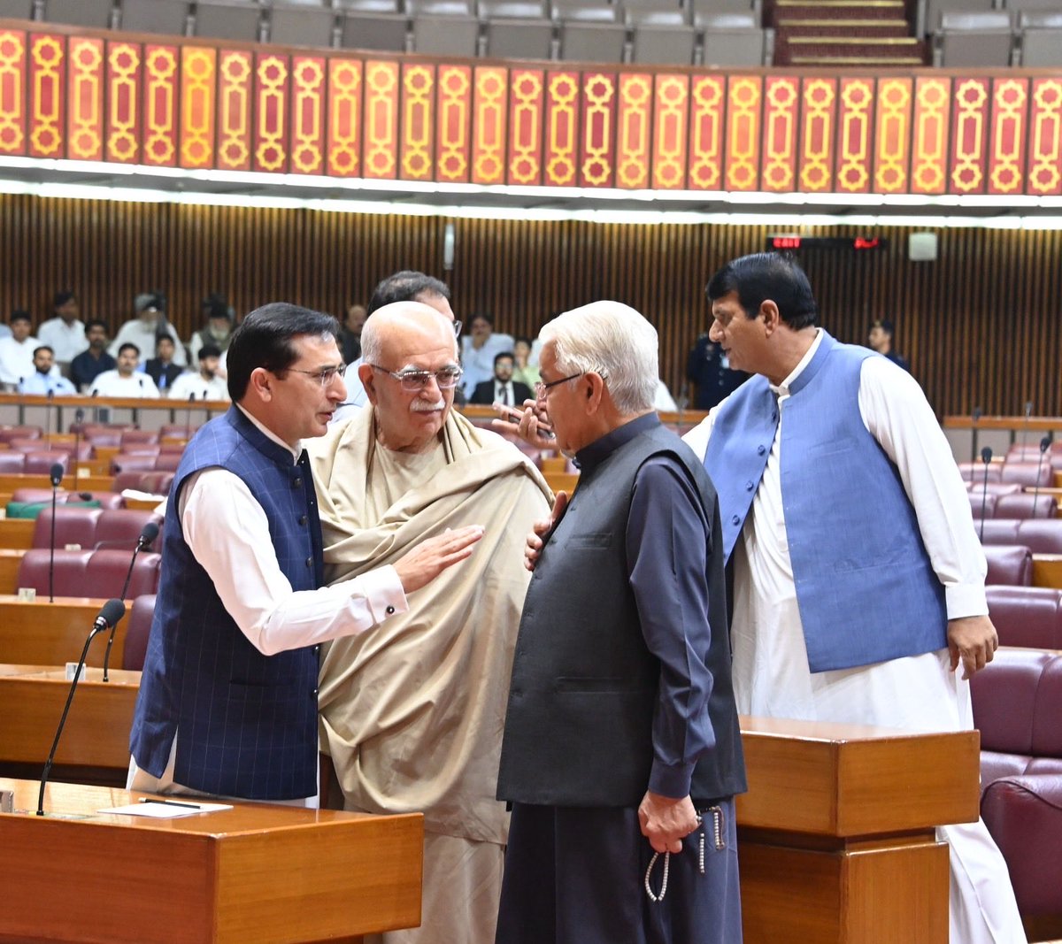 hazeemasghar's tweet photo. عمران خان کو پتہ چل گیا ہوا تھا یہ لوگ **** ہیں اسی لیے خان نے کہا تھا میری بہنوں سے کہو میرے لیے آواز اٹھائیں 💔 https://t.co/CUFNBEvuQU