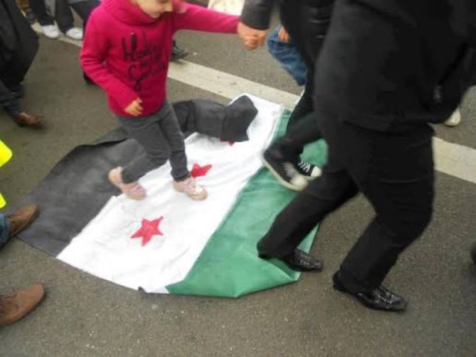 lsyb165648's tweet photo. في مكانه المناسب العلم الذي دمر البلاد هذا العلم لايمثل إلا الدواعش والخونة لسوريا الحبيبة … https://t.co/VKSipuxWs8
