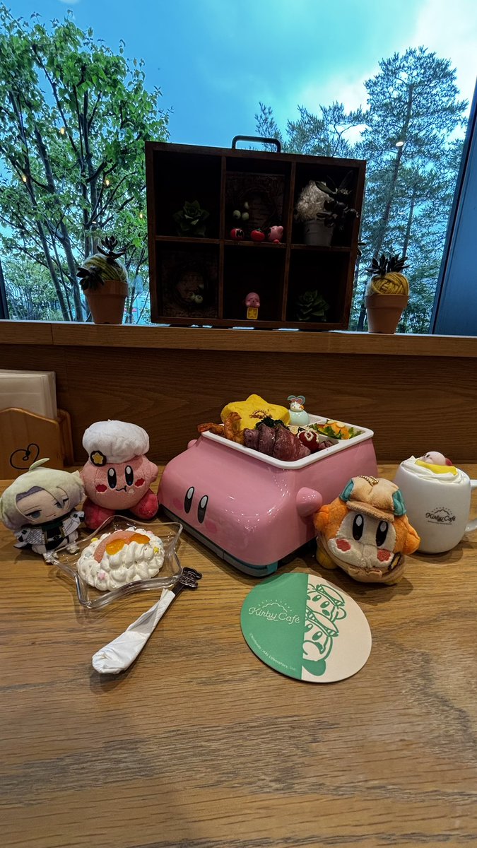0e8n9's tweet photo. 一緒にカービィカフェ行ってきた🚗💨
最近ニンテンドーのキャラクターの可愛さに気づいちゃったのよ、やばい…
グッズも買えたし大大大満足の1日でした✌🏻 https://t.co/Xs65TqwkNL