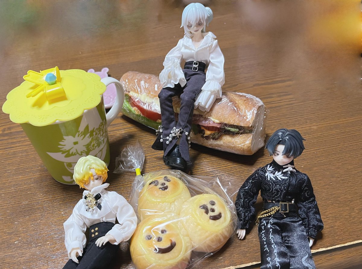Dogtuna5's tweet photo. みつごぱん仲良く食べるんだよ〜 https://t.co/l1Ig0E9eu5