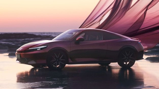motorclass1's tweet photo. هوندا تكشف عن Prelude Limited Edition 2027 🇯🇵🔥
▪️ لون خارجي جديد Premium Crystal Garnet Metallic ▪️ لمسات حمراء وشعارات خاصة ▪️ مقصورة Bordeaux الحمراء الفاخرة
⚙️ محرك هايبرد 2.0 لتر بقوة 200 حصان مع نظام Honda S+Shift لمحاكاة تبديل التروس.
📅 تصل إلى وكلاء اليابان في 20 أغسطس.