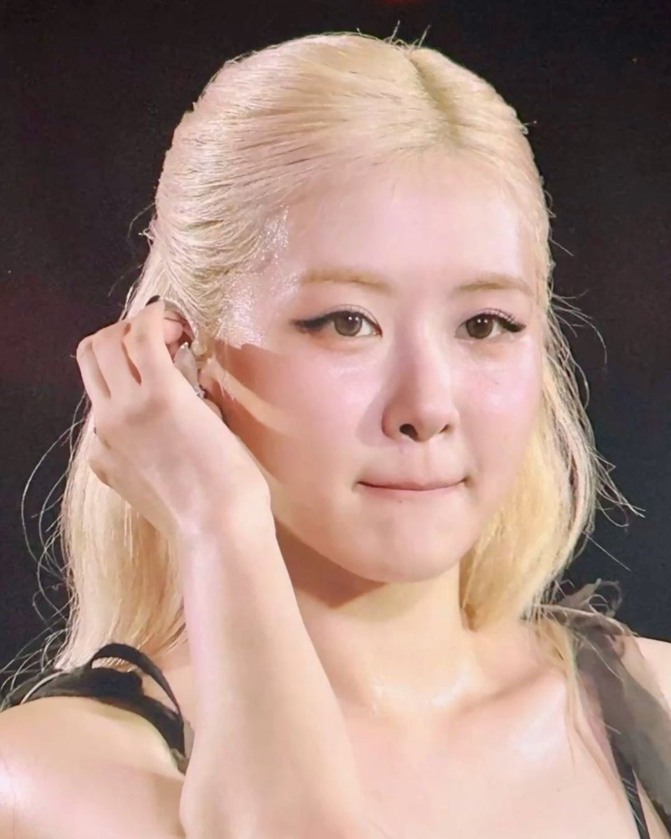 ninibbeu's tweet photo. 요즘 꼬막눈 스트레스라서 이런 두껍고 짧은 아이라인 그리는데 광명찾음 로제눈나 앙 https://t.co/Gl84KlQkEq