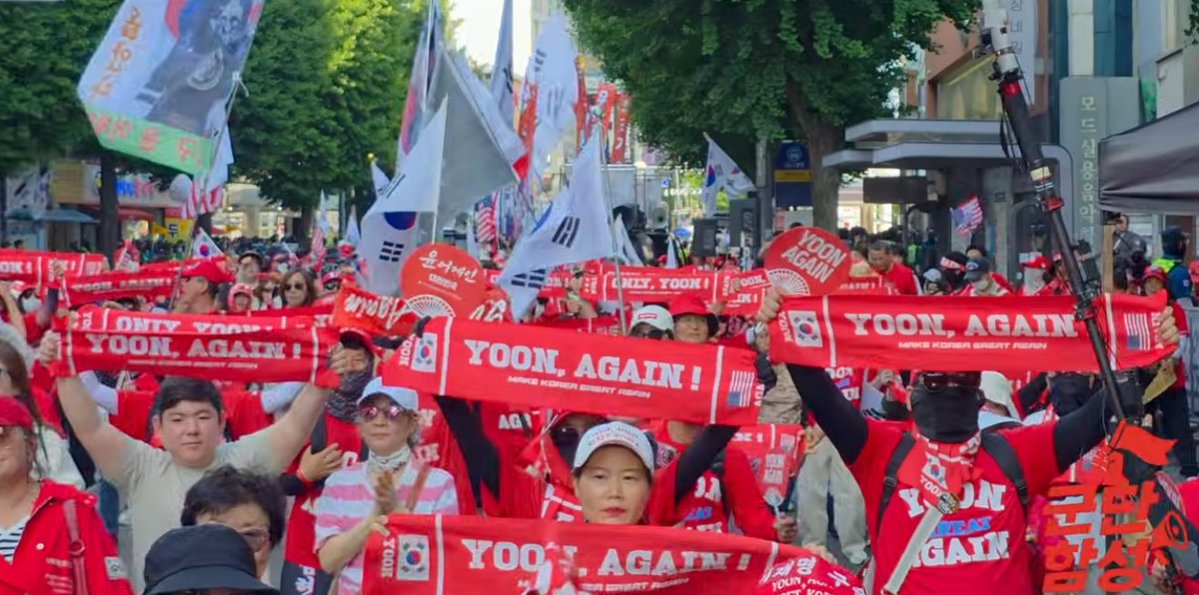 euniciasolution's tweet photo. 이게 어디냐고요? 맞습니다...대한민국 민주화의 성지 광주 금남로입니다! 대한민국이 뒤집어 졌습니다! 가짜 대통령 아웃! 부정선거 재선거! https://t.co/KO7QV0kqFi