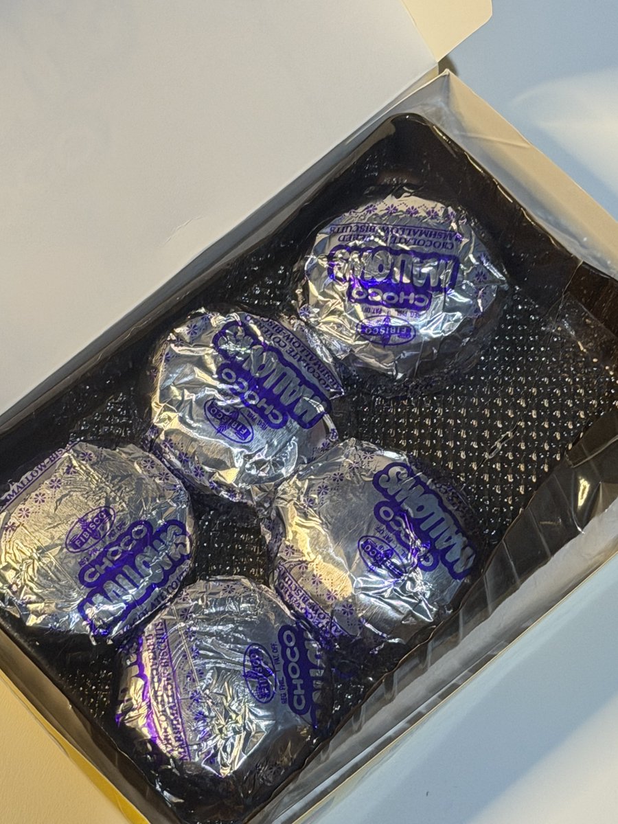 zkdlinpf's tweet photo. I need to go back to Philippines specifically for this snack omg😭😭😭 why is it better than chocopie😭😭 https://t.co/aUi6qnrKNJ