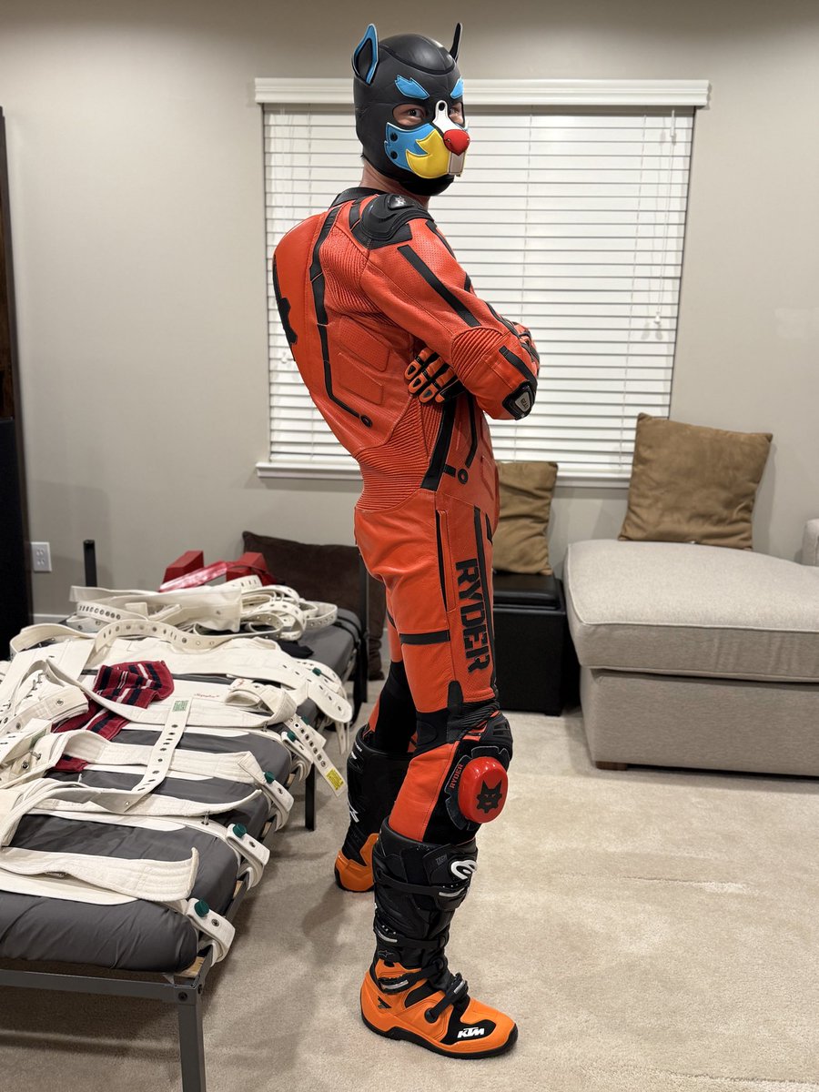 b0bababe's tweet photo. This signature @PupStampy  and @alpenglowww piece of MX gear does not go with my pup hood

Still it looks so good 😍 https://t.co/qCCUu4u8V5