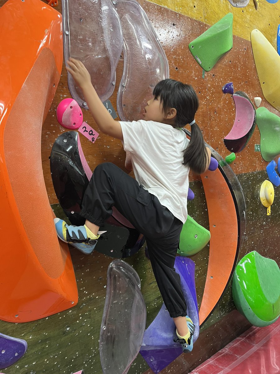 VolnyClimbing's tweet photo. VOLNY相模原ではキッズスクール体験を受付中！
ビギナー壁にある80本課題のうち後半まで登れるようになると、まぶし壁やラインセット、色々な壁をトライしていきます💪
#相模原 #climbing #クライミング #bouldering #ボルダリング #キッズスクール #クライミングホールド https://t.co/14regAInPo