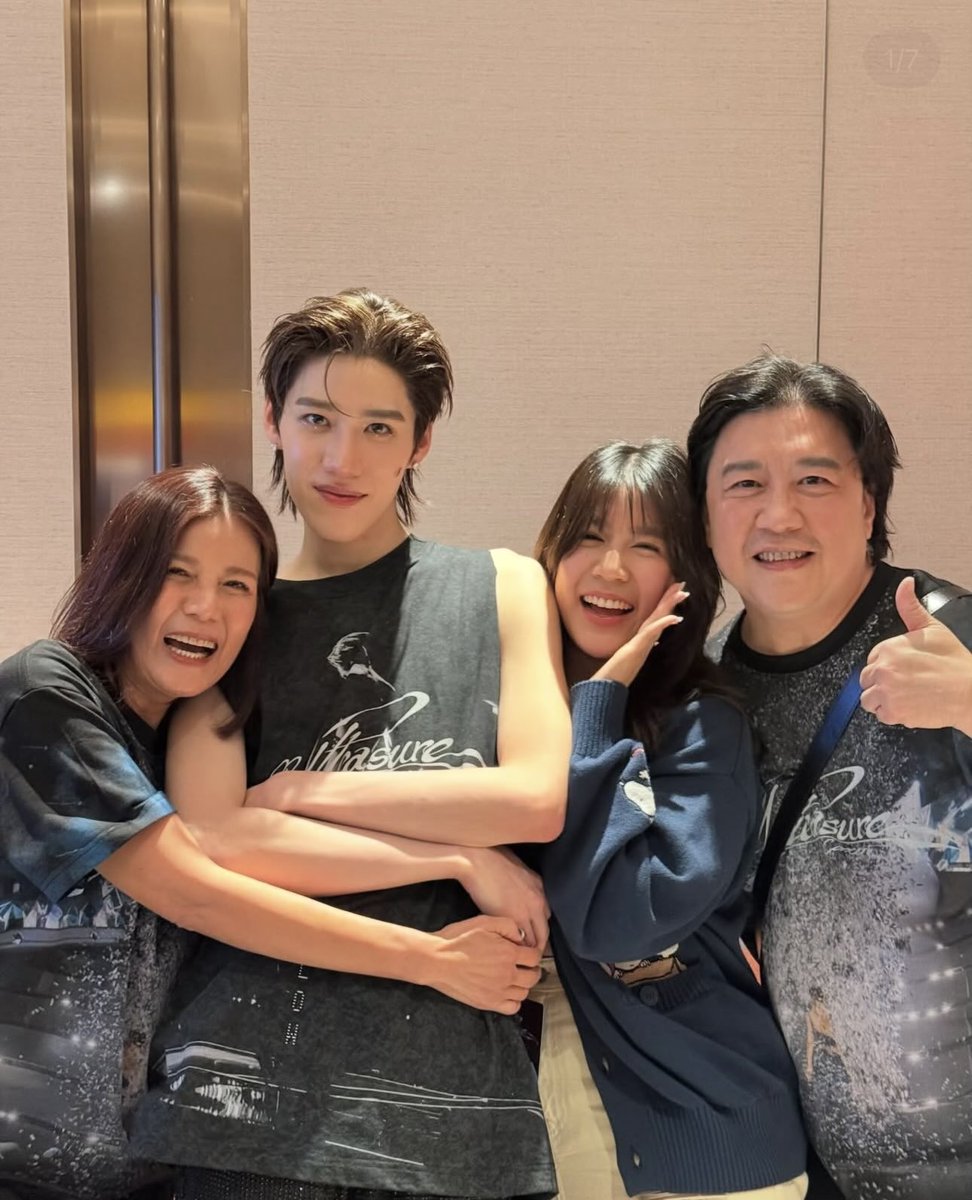 cincindango's tweet photo. When fitting in the house, PP’s parents will see the outfits. Instead of stopping him, papa even wanting PP to be sexier HAHAHHA 

The no 1 support from the family as always 🤍

#ppkritt
#WTFeelingxPPKRIT https://t.co/GaQoDqnD1h