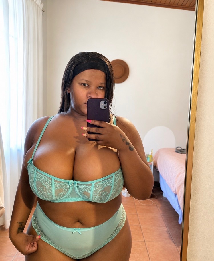 bustynextdoor's tweet photo. hi, i’m new here 💋 https://t.co/dMEtBH8FgF