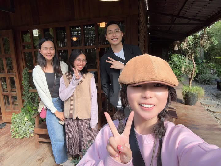 Dangtt1111's tweet photo. Gặp một cô gái Bắc Kinh và một anh chàng Đài Loan trên Đà Lạt. 
Bạn nữ thì đi du lịch khắp nơi và vẽ tranh lưu lại. 
Bạn nam đam mê nghiên cứu huyền học, kinh dịch ... Hiện tại đã chuyển qua Việt Nam sinh sống.

Mình được tặng tranh rồi ngồi đàm đạo Tủ vi, Bát tự ☺️
Luận hay lắm nhen ! 
Không bỏ công học tiếng Trung.