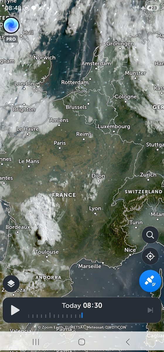 SpanglishBloke's tweet photo. ¿Dónde están ahora los ecologistas radicales? Europa es un gigantesco experimento de #Geoingeniería. El cielo está deliberadamente lleno de metales tóxicos para atrapar el calor y así impulsar el engaño climático, y los medios de comunicación chillan como cerdos en el matadero. https://t.co/3V65TeZw8n
