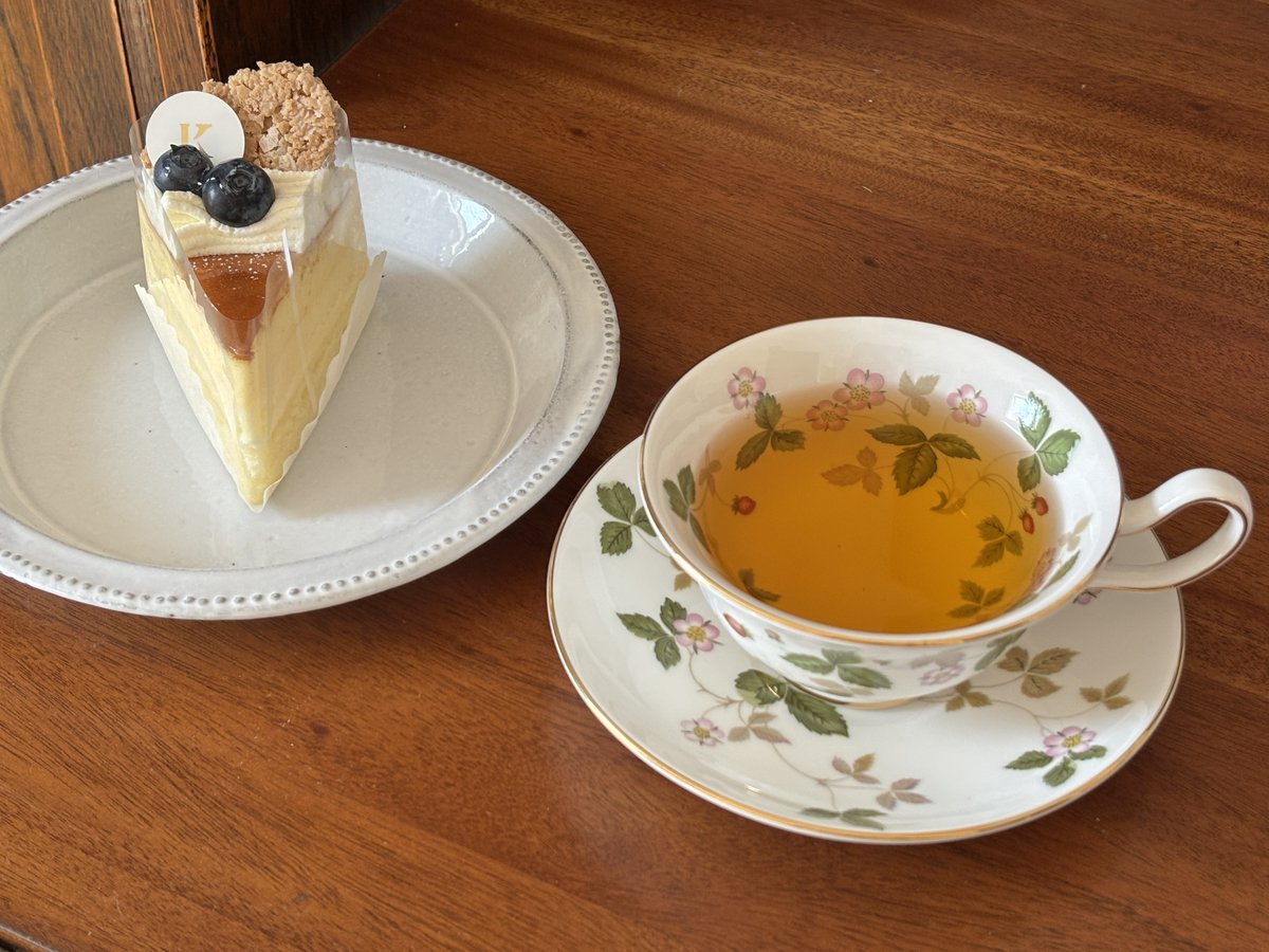 8sakisapporo's tweet photo. 気になるお茶をあれこれ試飲して、普段買わないダージリン春摘み「グレンバーン」と、ヌワラエリヤ「マハガストット」を購入。
どんなスイーツがいいのか悩んだけど、きのとやのふわっと軽くてまろやかなチーズケーキをダージリンと！
久々に飲むとダージリンも美味しいなぁ☺️
#茶好連 https://t.co/6XWGFxSgP6