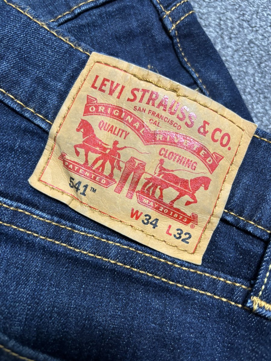batmanyosuke's tweet photo. 今日はこれ、Levi's®︎の541。
テーパードな形。
何年か前に木村拓哉さんが宣伝してた立体裁断の541も持ってるけどペンキまみれになったので保管。その代わりに買った541。
スニーカーも見せやすいしお気に入りです。
#リーバイス
#リーバイス541
#Levis
#Levis541 https://t.co/clw2ZT4Dwm