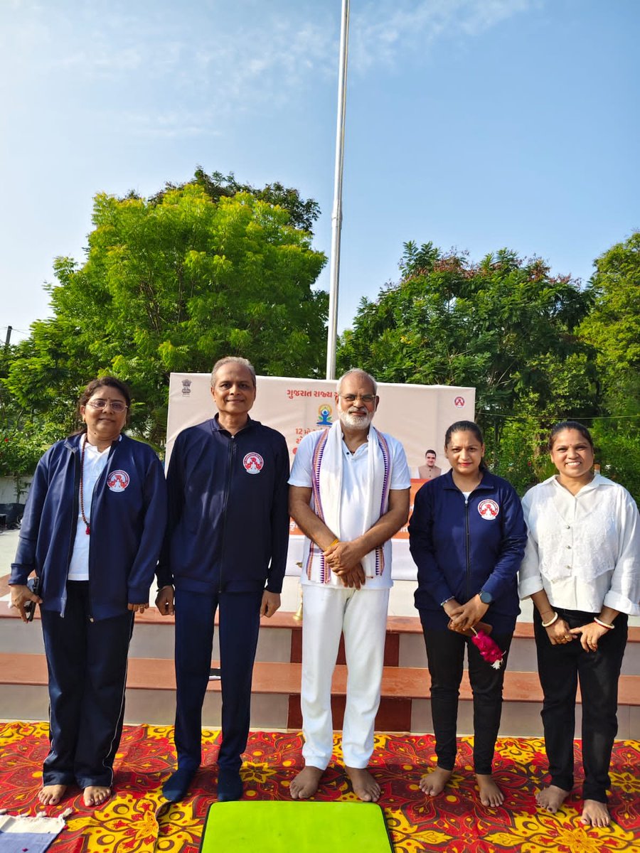iprakashmodibjp's tweet photo. આંતરરાષ્ટ્રીય યોગ દિવસની પૂર્વ સંધ્યાએ ડીએસપી ગ્રાઉન્ડ, ભરૂચ ખાતે આયોજિત યોગ કાર્યક્રમમાં યોગ સાધકો સાથે સહભાગી બનવાનો અવસર પ્રાપ્ત થયો.
યોગ એ માત્ર વ્યાયામ નહીં, પરંતુ શરીર, મન અને આત્માને એકરૂપ કરતું ભારતીય સંસ્કૃતિનું અમૂલ્ય જ્ઞાન છે. https://t.co/kGUyOaf5DR