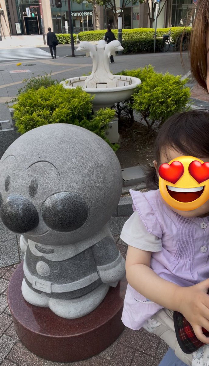 lois2811's tweet photo. 今年で19年目になるviolin発表会の伴奏、六月頭に無事終了！🥰🎻

最近は子どものおもちゃで八分音符を発見したり
広島で喪服？を着せたり
アンパンマンに会いに神戸に行ったりしております😇

午前中にできるだけ外に出歩くように頑張っておる…。そして毎朝体バッキバキ。
まーだまーだ抱っこっこ🥰 https://t.co/xLhRjVdNP7