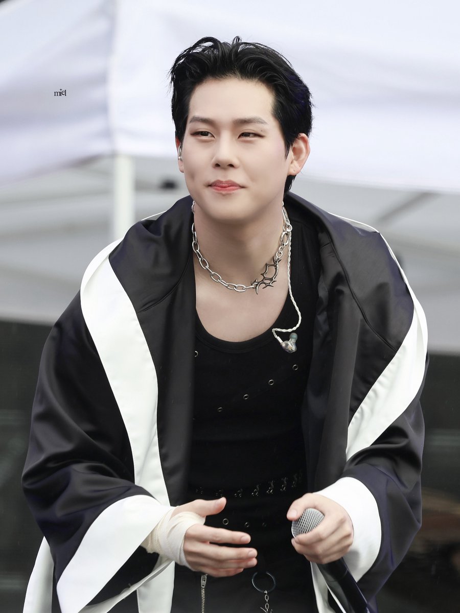 monmielo0's tweet photo. 흑발 완깐 미남 복서 등장 🖤

260620 RAPBEAT 4K
#주헌 #JOOHONEY https://t.co/PNzW8blXiL