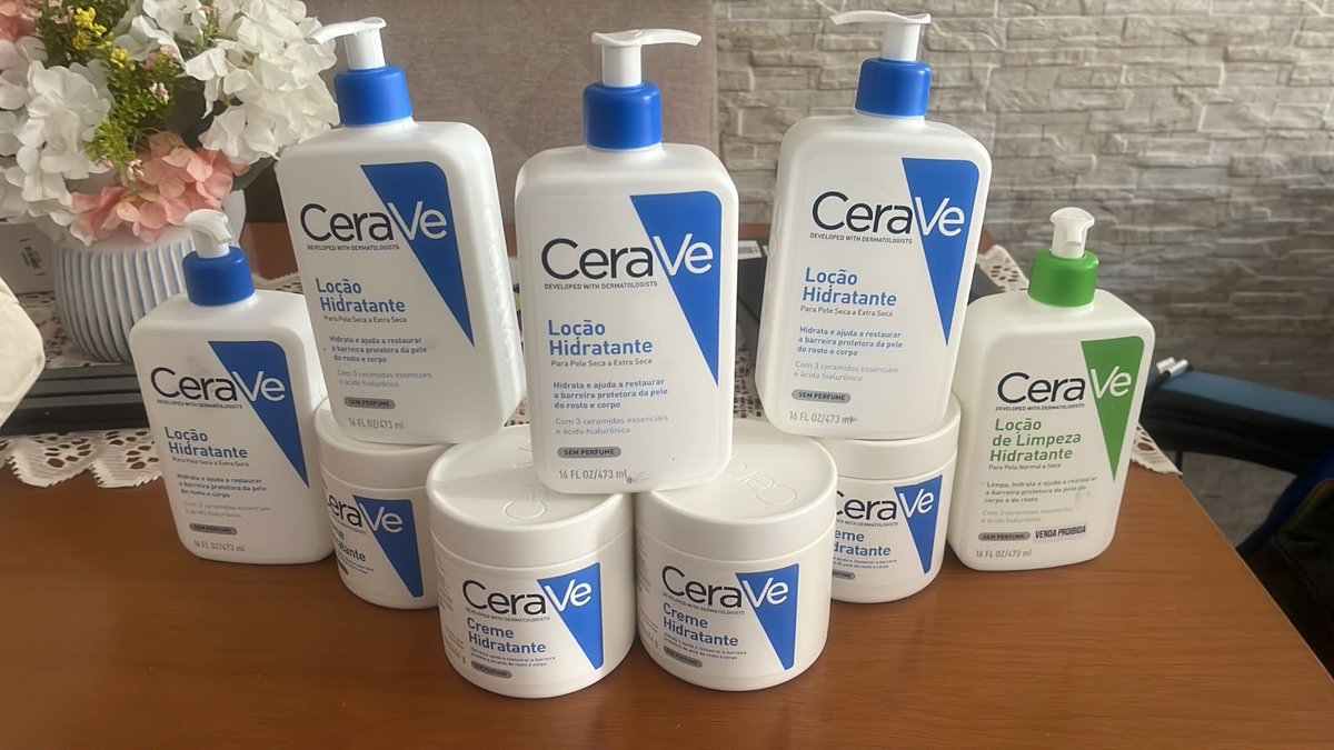 anabrun32's tweet photo. A todos que me ajudaram marcando a @cerave e @ceravebrasil eu quero agradecer. Hoje eles mandaram esse kit para o meu filho e chegou em ótima hora. Meu filho tem dermatite atópica crônica e super alérgico, precisa muito de hidratante e fazem anos que usamos o Cerave mas ficou Murilo caro, pois 1 pote desse não dá pra 1 semana quando ele está em crise. 
Agradeço a @cerave @ceravebrasil de coração e gostaria de deixar um apelo para que se fosse possível nos ajudar com pelo menos 2 potes por mês, o resto a gente dá um jeito. Porque ele além de hidratante toma medicamento e usa colírios caros! Galera mais uma vez eu agradeço muito a todos!! Deus abençoe a vida de todos!!