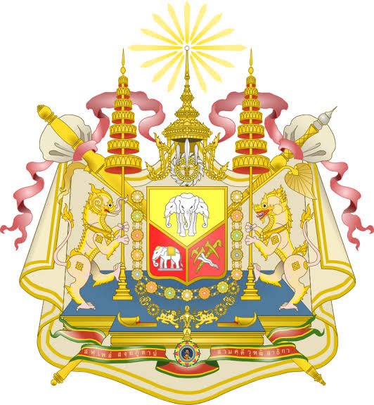 Erislynx's tweet photo. ตราอาร์มอย่างนี้ไทยเรารับอิธพลแนวคิดมาจากทางราชวงศ์อังกฤษตั่งแต่สมัย Queen Victoria พระบาทสมเด็จพระจุลจอมเกล้าเจ้าอยู่หัวทรงโปรดฯ ให้ เสวกเอก หม่อมเจ้าประวิช ชุมสาย ทรงเป็นผู้ออกแบบโดยอิงมาจากตราอาร์มแห่งราชวงศ์บริเตนใหญ่ แล้วเสร็จพระราชทานนามว่า Coat of Arms of Siam และทรงโปรดให้ใช้เป็นตราแผ่นดินเป็นอันดับแรก ภายหลังจึงมีการเปลี่ยนแปรงใช้ตราพระครุฑพ่าห์ เป็นตราแผ่นดินแทน

เหตุที่ตราแผ่นดินไทยในยุคแรกมีรูป ช้างสามเศียร ช้างเผือก และ พระแสงกริช ประกอบอยู่ที่กางดวงตรานั้นด้วยเพราะอดีต แผ่นดินสยามยังถือนับรวมเอาแผ่นดินล้านช้าง(ลาว) และแผ่นดินทางแหลมมาลายู (มาเลเซียบางส่วน) ควบรวมไว้ในปกครองของสยามด้วยนั่นเอง