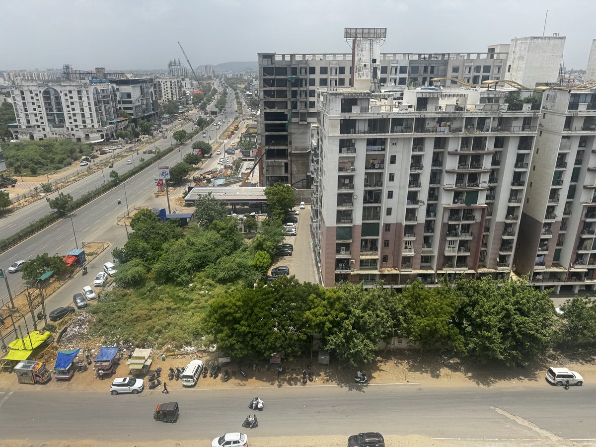 thejogsa's tweet photo. @jdajaipur @JaipurNigam @RajSampark @RajCMO - Is this correct to cover road side space by society. Can you check and take any action against these? This is not builders own property. https://t.co/Pb17K7JwNW