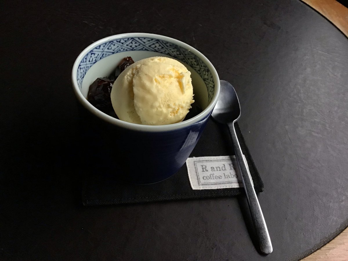 RandRcoffeelabo's tweet photo. 今年も【コーヒーゼリー　アイスクリーム添え】始めました。

コーヒーゼリーに使用しているコーヒー豆の銘柄はランダムです。（店主の気分です。）

是非ご賞味ください。

※コーヒーゼリーは店内のみのご提供となります。

#randrcoffeelabo 
#コーヒーゼリー
#スペシャルティコーヒー https://t.co/3Jjgi17QtX