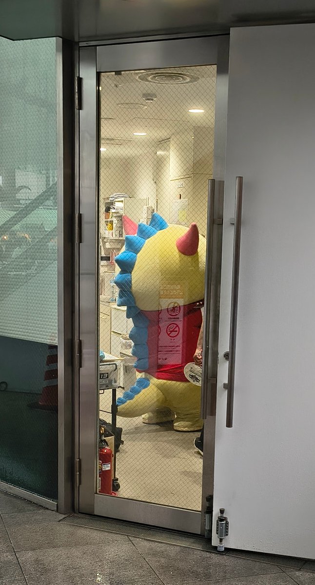 takedasatetsu's tweet photo. 福井県生活学習館（ユー・アイ ふくい）での「ふくいきらめきフェスティバル2026」でのトークイベント、雨の中、たくさんの方がお越し下さり、ありがとうございました。写真は今日の仕事を終えたと思われる恐竜です。 https://t.co/CsBcqUgjgl