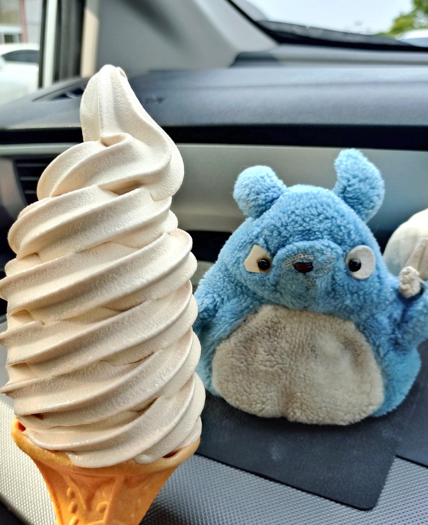 teppentotoro's tweet photo. 【とれのさと】

JAさっぽろの直売所 #とれのさと 🌽

市街地からは少し離れたところにありますが、土日は駐車場が満車になる混雑

季節の野菜もいいですが、大行列はソフトクリーム🍦

季節で変わる今のフレーバーはコーヒー☕

もりもりの大きさで、バニラ350円、コーヒー400円は安いです���。 https://t.co/uMS6XCKFxK