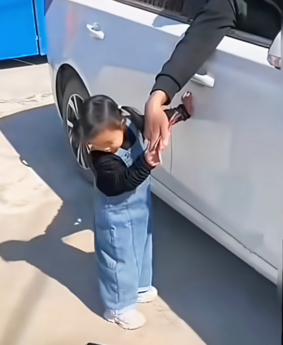 Qz1m4tR2DuLXvvb's tweet photo. A stranger helped me pick up all my spilled groceries when I had my hands full with a sick kid. Restores all my faith in people today. ， https://t.co/LqSE43Bm8I