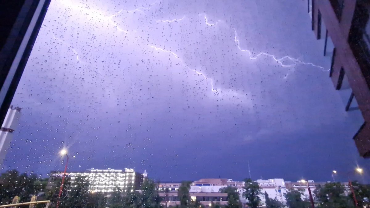 UiterstVerrot's tweet photo. Zo'n hoeveelheid #onweer gaf wel de kans om ze eens op de foto te krijgen (': https://t.co/i7J1KzpFjH