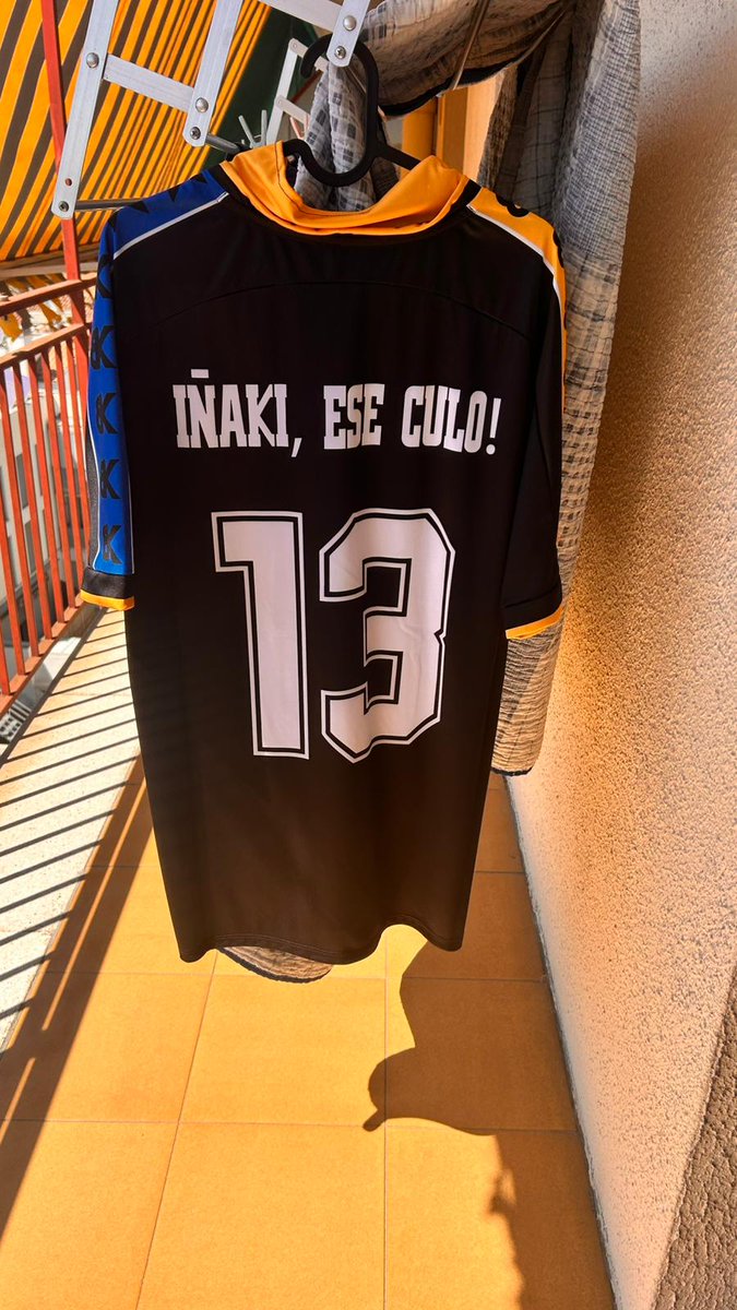 naelsisu's tweet photo. No tengo perdón. No felicité a @inakialvarez1 por su cumple 😓.

Feliz cumpleaños, Iñaki ❤️💛
Espero que esta temporada en Primera Federación y tener nuevos retos te hagan crecer como el gran profesional que eres.

Por mi parte, seguiré animándote desde el Gol Nord 🤭😉 https://t.co/mUlfwGwbva