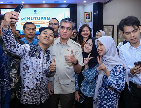 tarungnews2's tweet photo. https://t.co/IyQ3lpxrSN
Tutup MagangHub Batch III, Menaker Ajak Peserta Ikuti Sertifikasi Kompetensi untuk Perkuat Daya Saing #Rajiun #CAT1 #Turut #Cortis #Lawan10 #RadityaDika #YukLibur https://t.co/9Xb3dxKzRg