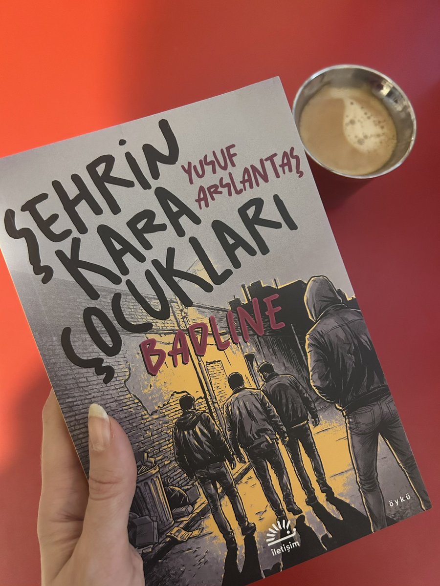 GeceMariska's tweet photo. “Yusuf Arslantaş’ın öykülerini okumadan önce Yusuf Arslantaş’ın öyküsünü bilmelisiniz...”

“Allah’ım, burada unutulup gitmeme izin verme” diyen sesini, bir hikâye gibi geçen kısacık yaşamını @gtahincioglu anlatıyor 👇🏻 https://t.co/OQ8odMaInd