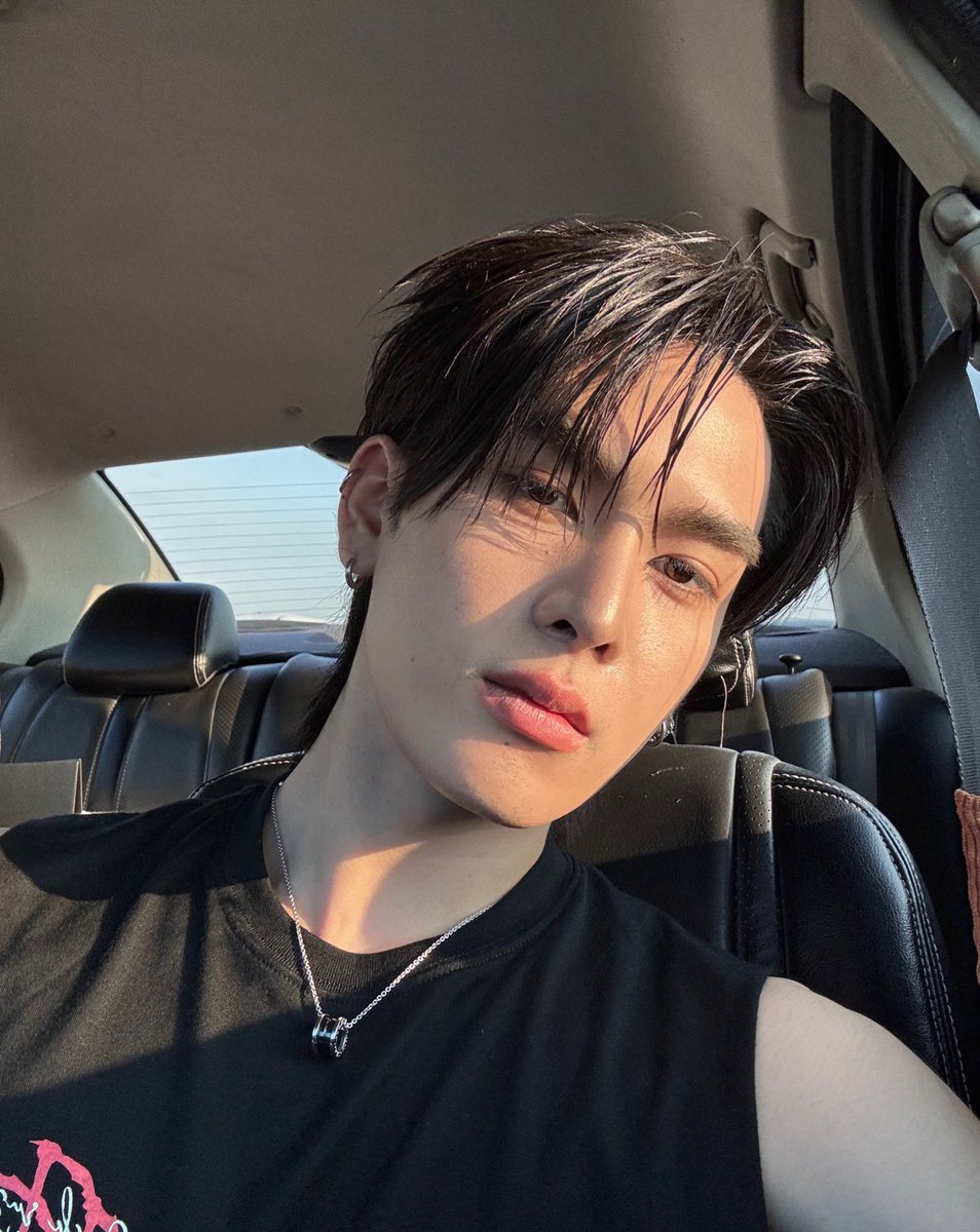givemesanta's tweet photo. ดูรักครูตามคนรีวิวแล้วโดนน้องแซนต้าตก เป็นคนหล่อที่เออ สวยว่ะ! สวยด้วยหล่อด้วย ไทป์เคะหน้าหวานแต่ให้ความรู้สึกซ้ายชนซ้ายได้เพราะเบ้าหน้าฟ้าประทานมาก🫠 https://t.co/WrT98BoBr9