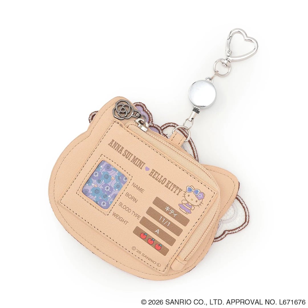 sanrio_fan_jp's tweet photo. ANNA SUI miniから、まさかの「日焼けハローキティ」のコラボ新作が登場してて可愛すぎて脳がバグる…！😭💜

こんがり小麦色のキティちゃんにサングラス、アナスイのパープルの世界観が最強にマッチしてる。

パスケースの裏面はマイナンバーカードを入れるとキティの顔がぴったり収まる遊び心仕様。

#ハローキティ #ANNASUI #アナスイミニ #サンリオ #平成レトロ #Y2K