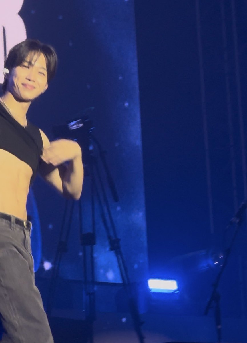 bobzoo_'s tweet photo. 엔콘4에서 동성이 뜨감때 승구때매 복근공개당하고 뜨거웠던 반응에 기분 조으셨는지 
퇴장하면서 화끈하게 복근공개 앵콜쑈 해주셨던 거 아는 사람 
동성: 오빠가쏜다 ㅋㅋ https://t.co/Z6AqKBrffH