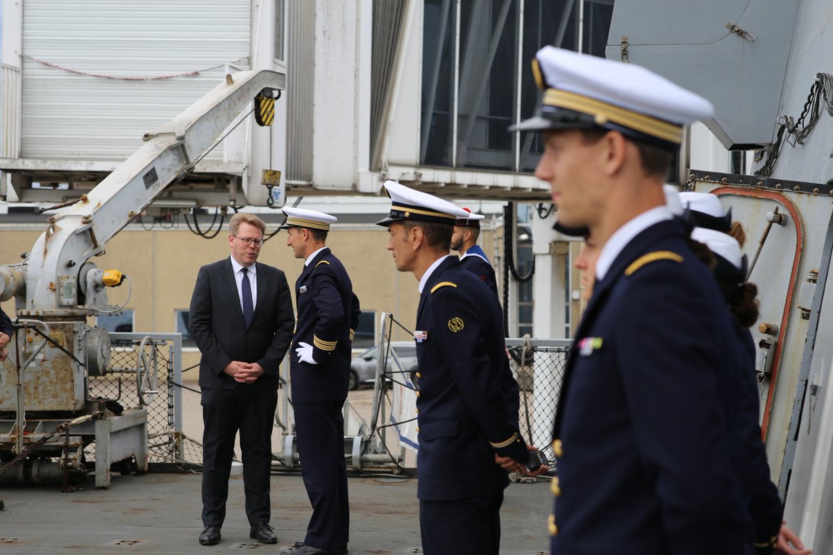 premar_ceclant's tweet photo. #BALTOPS26 | Escale à Riga pour une frégate de la Marine nationale, engagée jusqu'au 19 juin dans l'exercice BALTOPS 26 sous le contrôle opérationnel de l’ OTAN (MARCOM). Défense aérienne, lutte sous-marine, guerre des mines : un entraînement complet pour renforcer la réactivité des Alliés sur le flanc oriental. DV-Day, visites du bord, rencontre avec l'Ambassadeur de France en Lettonie, du secrétaire d’Etat du ministère de la Défense : une escale rare pour un bâtiment de premier rang, symbole de notre engagement en Baltique.

⚓🇫🇷 @FrancijaLatvija @OTAN @MarineNationale #OTAN #Marinenationale #Riga #Baltique