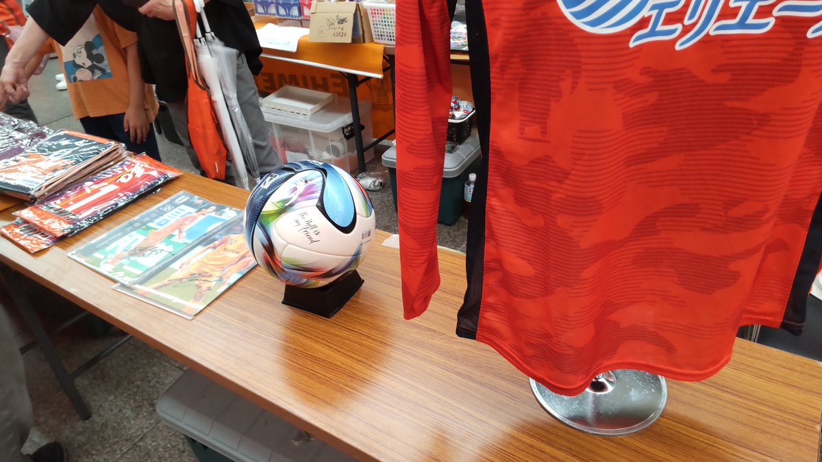 riraco90's tweet photo. #愛媛FC
 #土曜夜市 でキックターゲットとガラポンやってます
あいにくの雨ですが、ぜひお立ち寄りください☺️ https://t.co/DhvBxoejn3