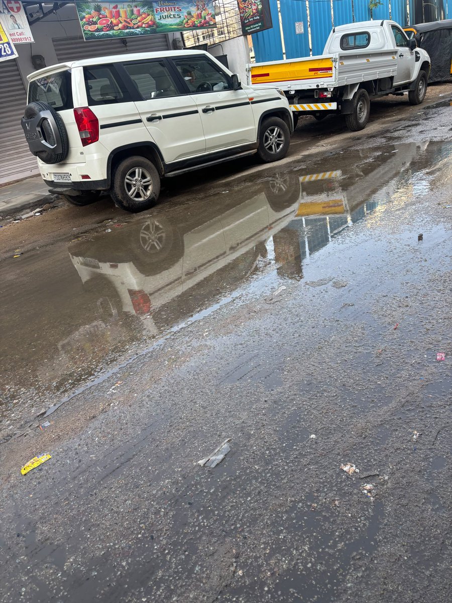 AnupamJ9's tweet photo. @CommissionrGHMC
@GHMCOnline 

Drain is overflowing from last 15 days on Peeramcheru main road, Indira Reddy Nagar Basti,kamman road near Kali Mandir, Bandlaguda Jagir with no action taken on WhatsApp complaints. Pedestrian and vehicles have tough times crossing the stretch. https://t.co/ANp9iPSVQa