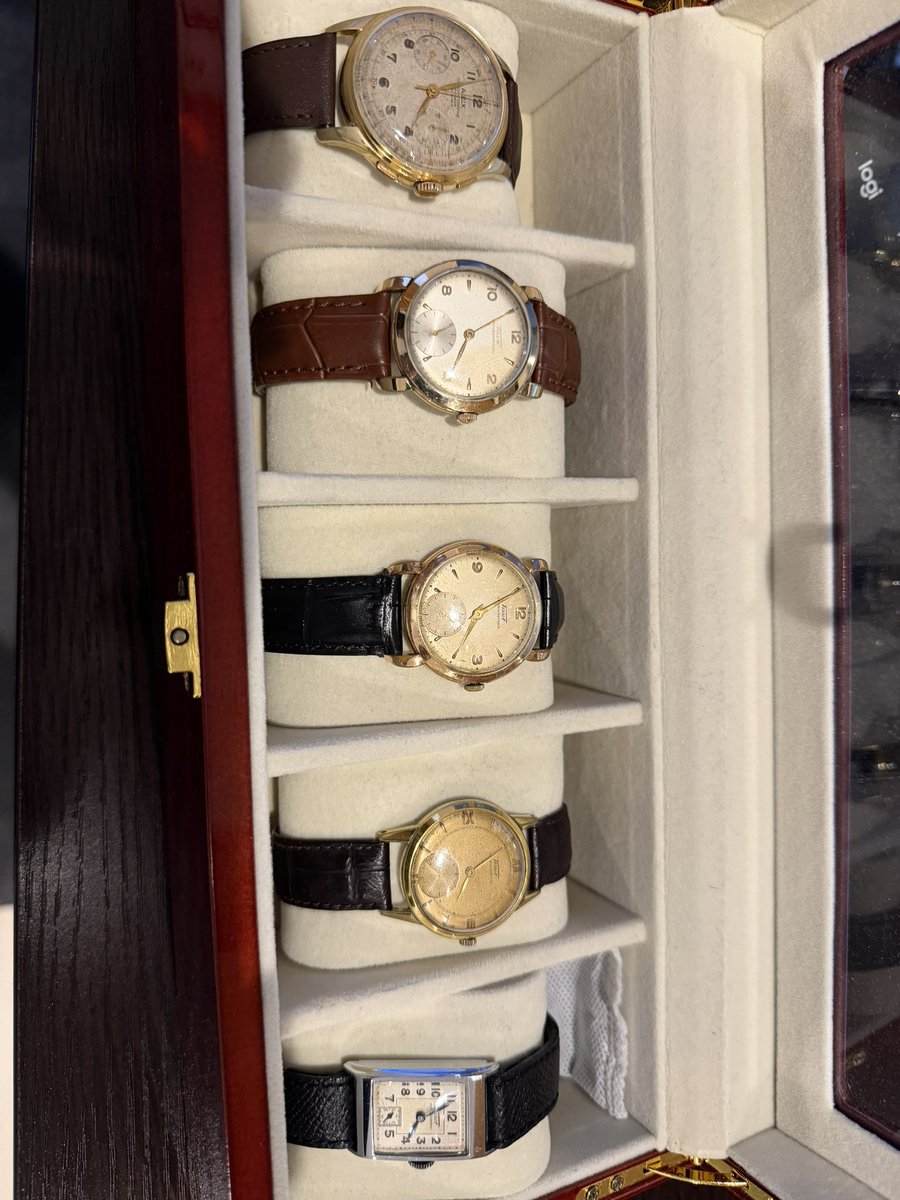 kanata590's tweet photo. 我が家の腕時計達
左2本は2000年以降の新しいTISSOT
左から3本目は1968年製(しかし、去年リューズがもげてオーバーホールしないと使えない…
4本目は1950年代製クロノグラフスイス
5.6.7本目は1950年代製TISSOT cal.27シリーズ
1番右はTISSOT cal.20で1935年製
クロノグラフスイス以外TISSOTですわ https://t.co/eciotcBJyo