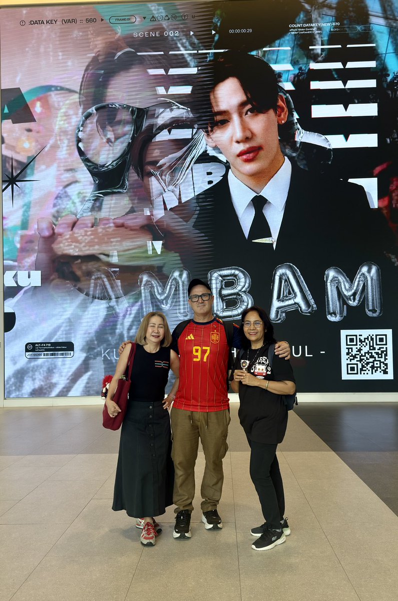 JorJintana's tweet photo. ป้ายโปรเจ็คน้องแบม กับพ่อน้องแบม จากแดนไกล นะ 🥰😎  ดีใจที่ได้เจอนะ  @LuisVil98319060 เพราะน้องแบมทำให้เราเจอกัน 

#THETITANSCONCERT_D1
#BamBam https://t.co/2YZxXiDyFN
