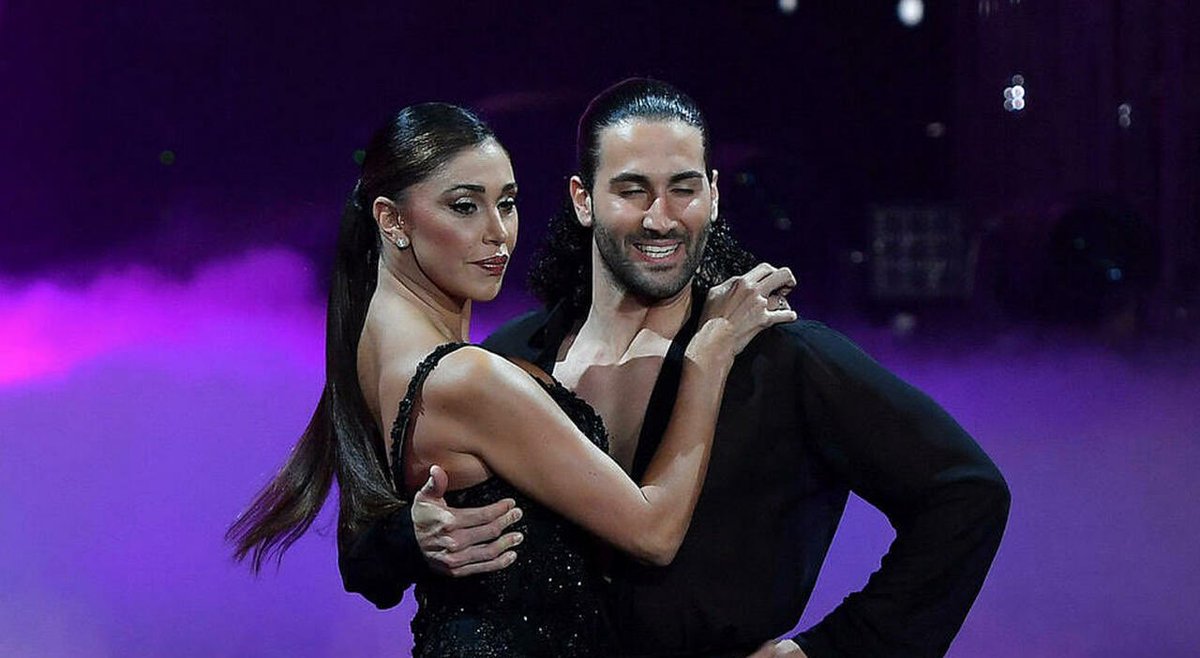Cinguetterai's tweet photo. Secondo Vanity Fair, Milly Carlucci avrebbe proposto a Belen Rodriguez di entrare nella nuova giuria di #BallandoConLeStelle.
L’argentina avrebbe rinunciato a questa opportunità per tornare di nuovo a #tusiquevales con un ruolo inventato: giudice di lip sync. https://t.co/OaMnv0LKLc