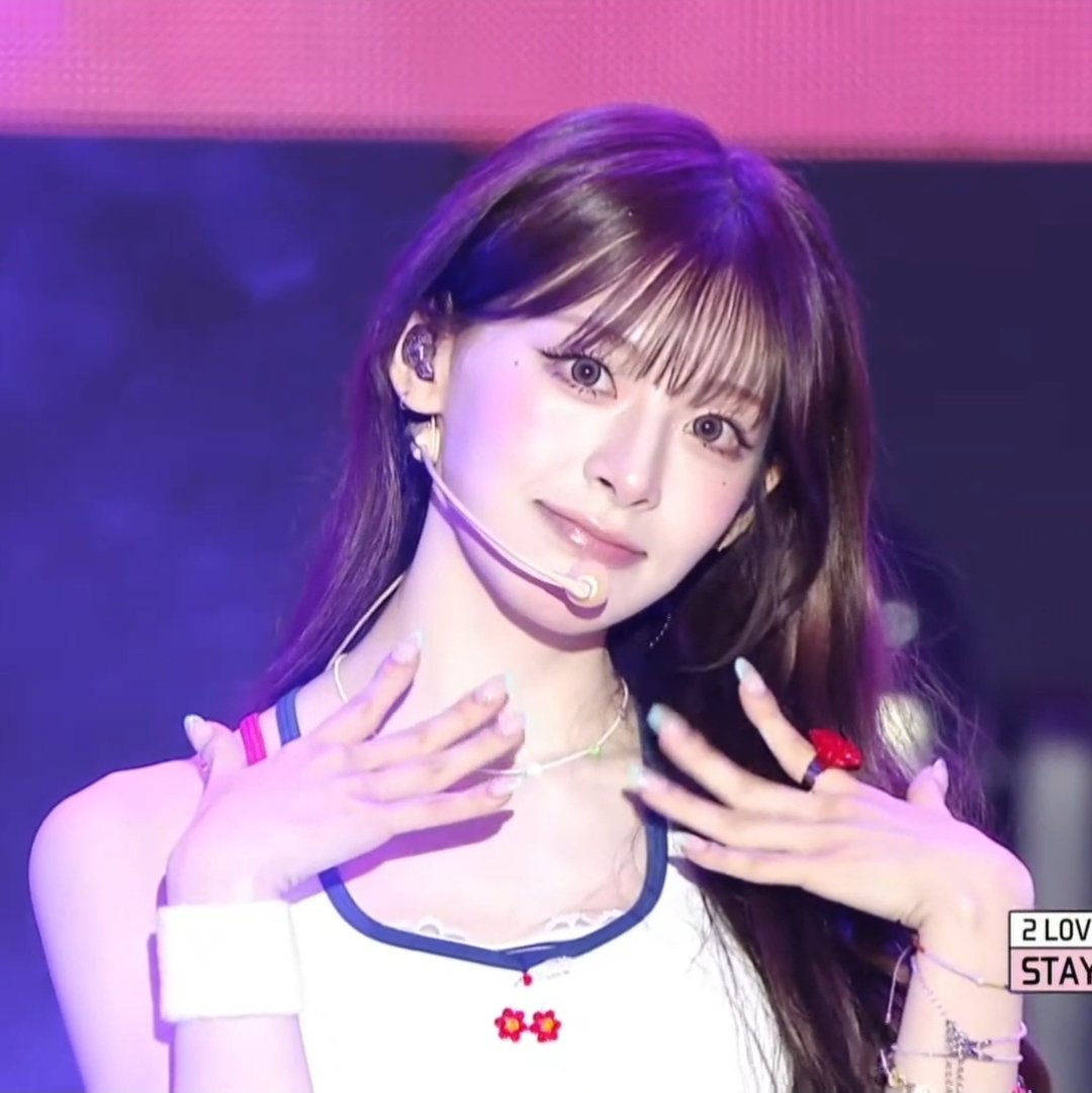 SEEUNSLOOK's tweet photo. seeun as ending fairy on ulsan music festival https://t.co/Ow8B8X4bfz