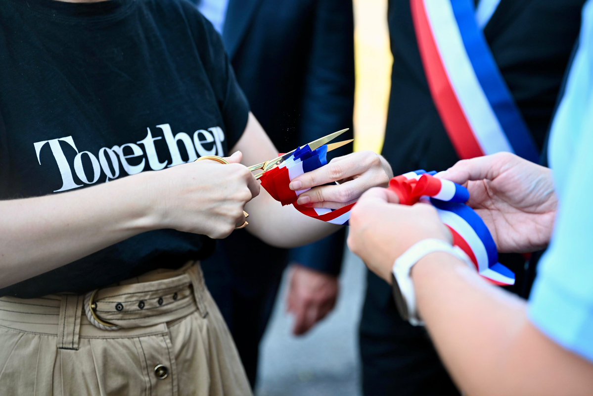 auroreberge's tweet photo. Protéger les femmes et les enfants victimes de violences est une priorité absolue.

À Révin dans les Ardennes, j'inaugure une salle d'audition Mélanie. La 5e du département. 
Pour recueillir la parole des enfants victimes dans les meilleures conditions.

Et parce que chaque point de contact compte, nous lançons ici «Pharmacie refuge», un réseau de pharmacies pour détecter, protéger, accompagner les victimes.