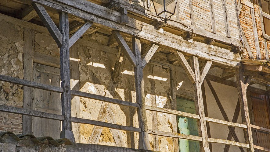 PatrimoineRural's tweet photo. Derrière les façades de nos villages se cache un patrimoine exceptionnel : les charpentes anciennes ! Certaines défient le temps depuis plus de 500 ans. Partez à la découverte des charpentes anciennes du Quercy caussadais.
https://t.co/MrV9cLRlcQ https://t.co/Ti1Z1JU4N2
