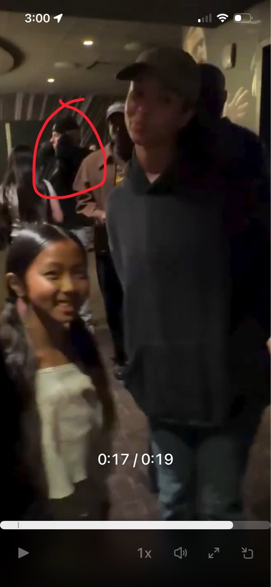 tayseye's tweet photo. SURELY this ain’t jonah david behind manon here…. where the little girl also took photos with megan and sophia 😹✌️SURELY this isn’t danon crumbs https://t.co/AA7pNcA7c0