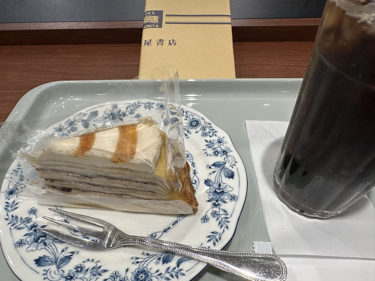 ORASHION2020's tweet photo. 用事も済んで午後はゆっくり📖
今日は読書日和ですね☔️

＃読書 https://t.co/ryaGNNMYMj