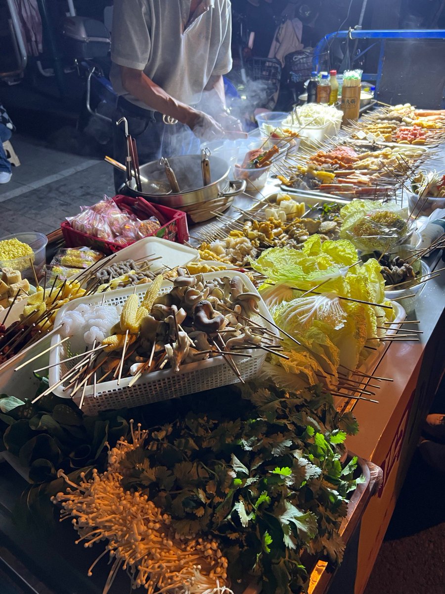ViSun76791394's tweet photo. Craving late-night street vibes This crispy fried squid skewer with spicy chili flakes hits different!  Must-stop snack when roaming the city! https://t.co/X1YbB292LO