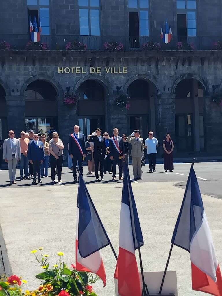 DMD_15_Cantal's tweet photo. 🇫🇷 86e anniversaire de l’appel historique le 18 juin 1940 du Général de Gaulle, qui exhortait à poursuivre la lutte pour la liberté et l'indépendance de la France. Cérémonies commémoratives à #Mauriac et #SaintFlour.
#DevoirDeMémoire
#VotreHistoireNotreHistoire
#LienArméeNation https://t.co/5MmSKy7KIp
