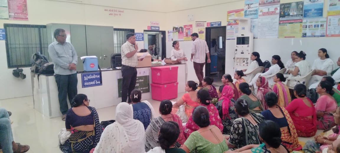 Tho_Vanthali's tweet photo. @JunagadhTeam @InfoJunagadhGoG @NHMGujarat @HealthDeptGuj @MoHFW_GUJARAT આગામી 28 તારીખે યોજાનાર SNID પોલિયો રાઉન્ડ અંતર્ગત વંથલી તાલુકાના પ્રાથમિક આરોગ્ય કેન્દ્ર થાણાપીપળી આશા બહેનો અને સ્ટાફની તાલીમનું આયોજન કરવામાં આવ્યું અને તાલુકામાં તમામ 0 થી 5 વર્ષના બાળકોને પોલિયોના ટીપા અવશ્ય પીવડાવવામાં આવે તેવી સૂચના અને માર્ગદર્શન આપવામાં આવ્યું.#Polioiec https://t.co/SjAErfr625