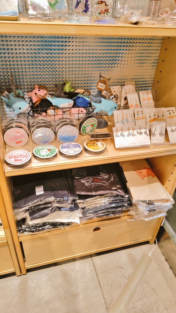 hekino_handmade's tweet photo. 綺麗に配置してもらってた！
サメ🦈とメンダコ🐙のグッズ置いてもらってます✨️
#銀座ロフト #旅する水族館 https://t.co/IkNH64RJKk