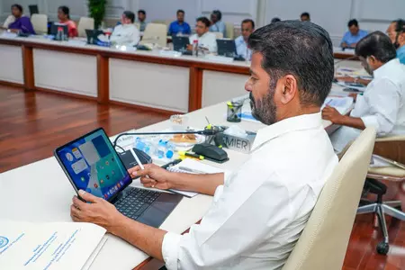 NewsDeshbandhu's tweet photo. तेलंगाना कैबिनेट अब पूरी तरह डिजिटल, सभी मंत्रियों को टैबलेट वितरित
https://t.co/HYor3HDQVS
#DeshbandhuNews
#TelanganaCabinet #FullyDigitalTablets #AllMinisters #ChiefMinisterARevanthReddy #ScienceAndTechnology https://t.co/qt0zwR8OWb