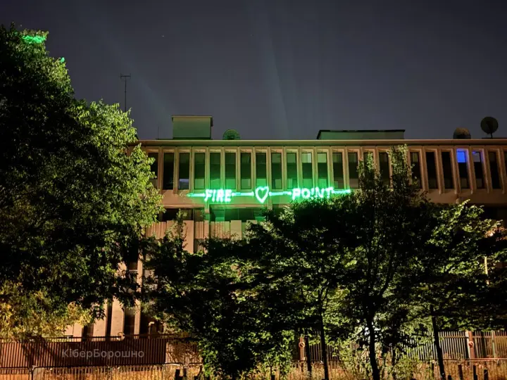 thetoitoi's tweet photo. 🇫🇷🇺🇦🇷🇺

L'ambassade de Russie en France s'est retrouvée « dans la ligne de mire » de Fire Point.

Dans la nuit du 20 juin, l'inscription « Fire Point » accompagnée d'un cœur vert, imitant le viseur du drone FP-2, a été projetée au laser sur le bâtiment de l'ambassade de Russie en France. 

Cette action a eu lieu à l'issue du salon de l'armement Eurosatory 2026 à Paris.

Fire Point est une entreprise de défense ukrainienne qui s’est fait connaître grâce à plusieurs systèmes développés localement, notamment les drones FP-2 et les missiles Flamingo, régulièrement utilisés pour frapper des cibles sur le territoire russe.